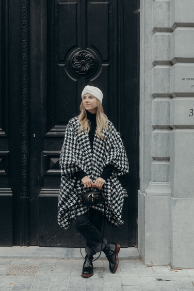 femme blonde avec sac nunoo