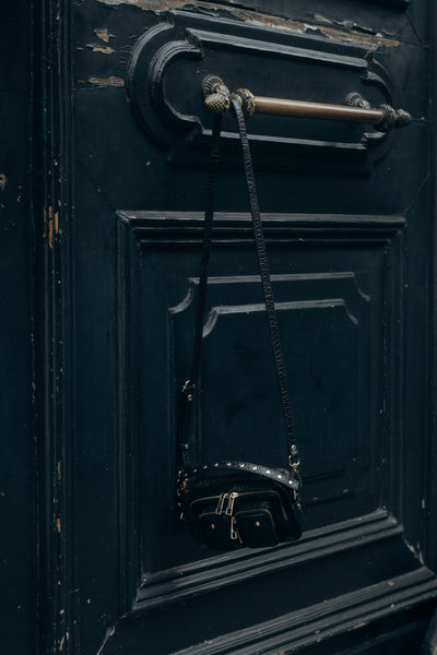 un sac nunoo noir est accroché à la porte