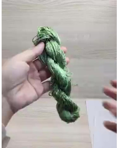 Take a complete Hunan embroidery thread that has not been opened before