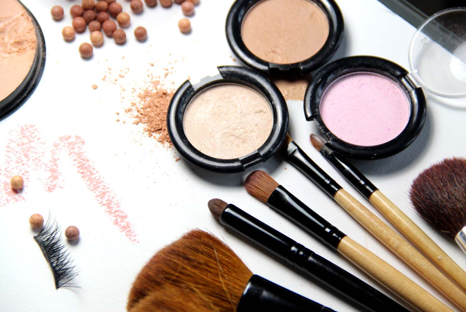 Makeup, brushes, powders, colours - Dreamweave - Embracing Natural Beauty