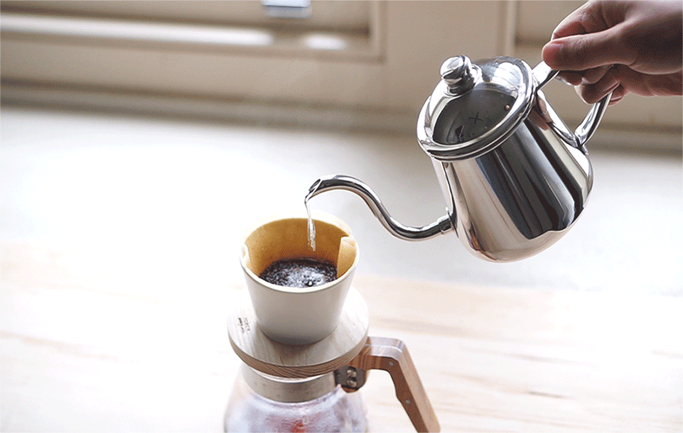 Чайник для кофе. Чайник для кофе на плите. Эспрессо кофе из чайника. Чайник для кофе для рекламы.
