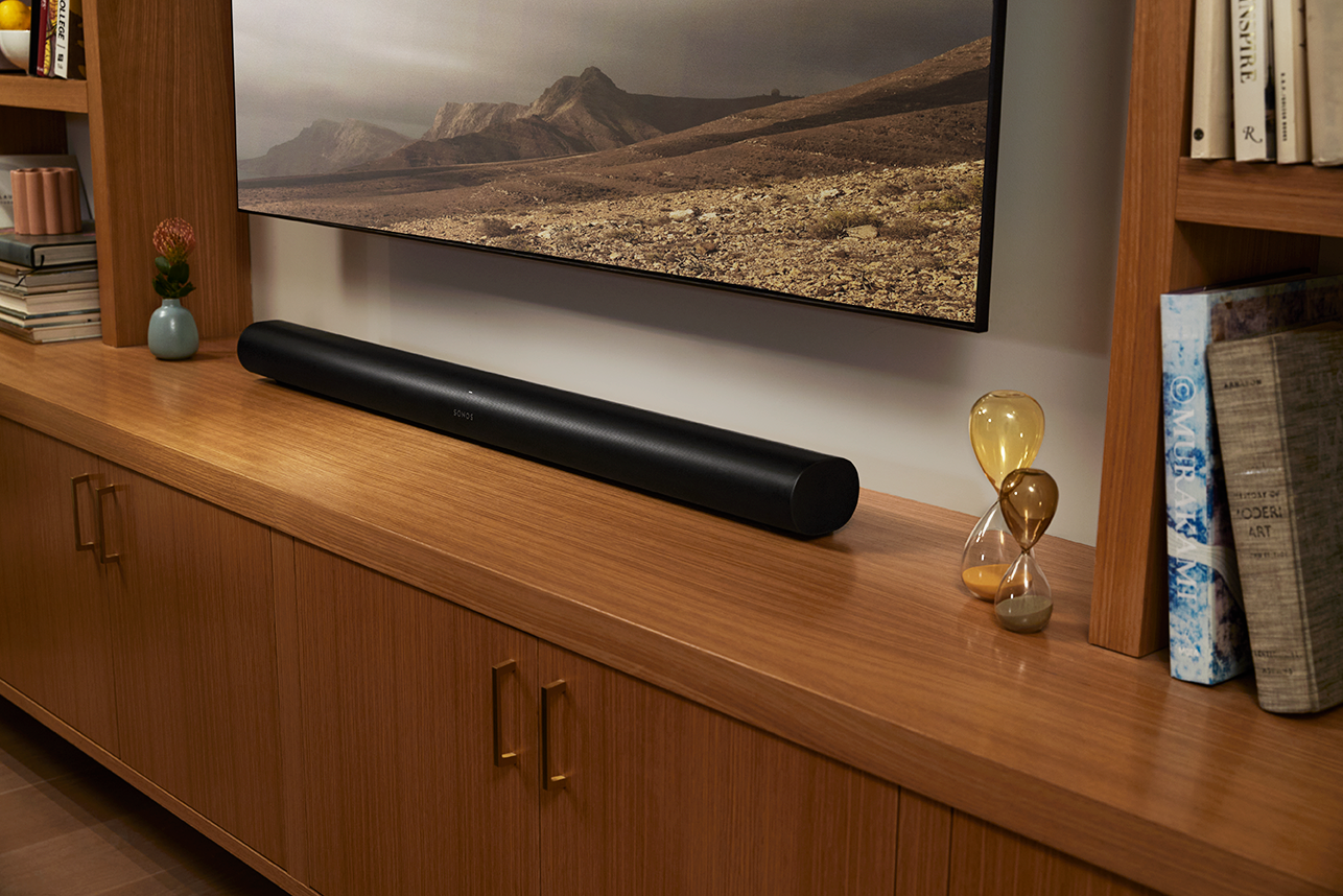 Arc_AW_SONOS_03_Movie_Couple_Arc_Lifestyle_Living_Room_5179_v02 (1).png__PID:74a16884-f0e3-4072-ab4b-1c5a1fd1b40f