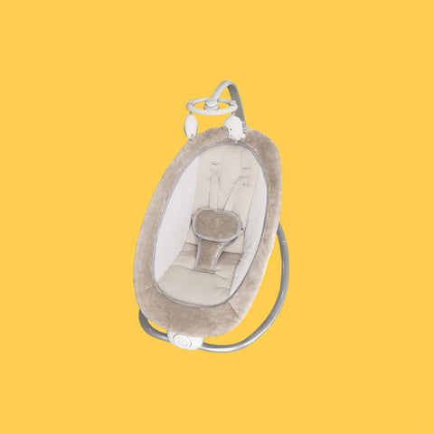 Une Chaise à Bascule Bébé sur fond jaune.