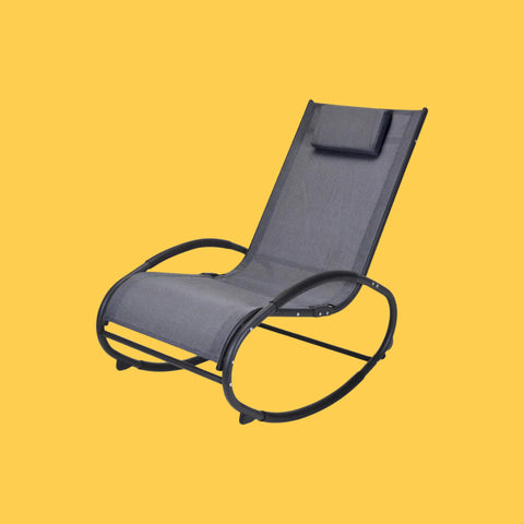 Une Chaise à Bascule Gris Foncé sur un fond jaune.