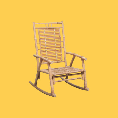 Une chaise en Bambou naturelle sur fond jaune.