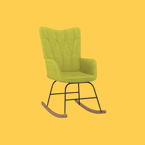Une Chaise à Bascule en tissu, sur un fond jaune.