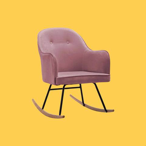 Une Chaise à Bascule de couleur Rose sur fond jaune.