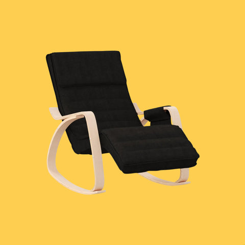 Une Chaise Longue à Bascule de couleur noir, sur un fond jaune.