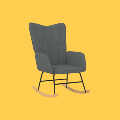 Un Fauteuil à Bascule au Dossier Haut et de couleur gris.