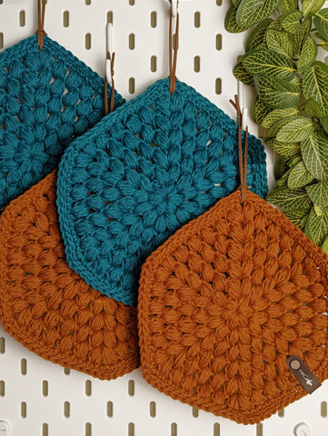 Bright and deep color scheme of the Fancy Puff Trivet