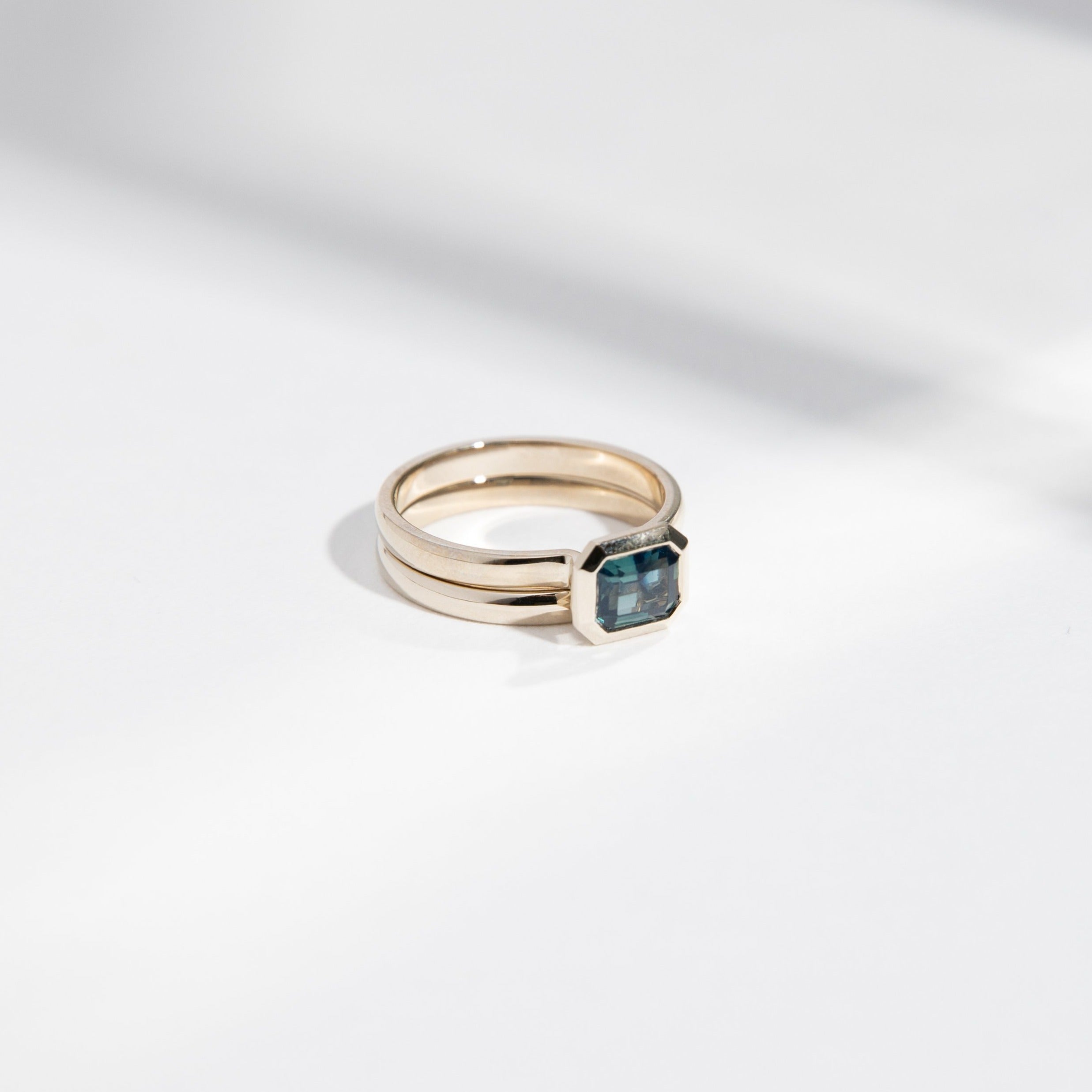 Vilke Ring with Sapphire in Gold