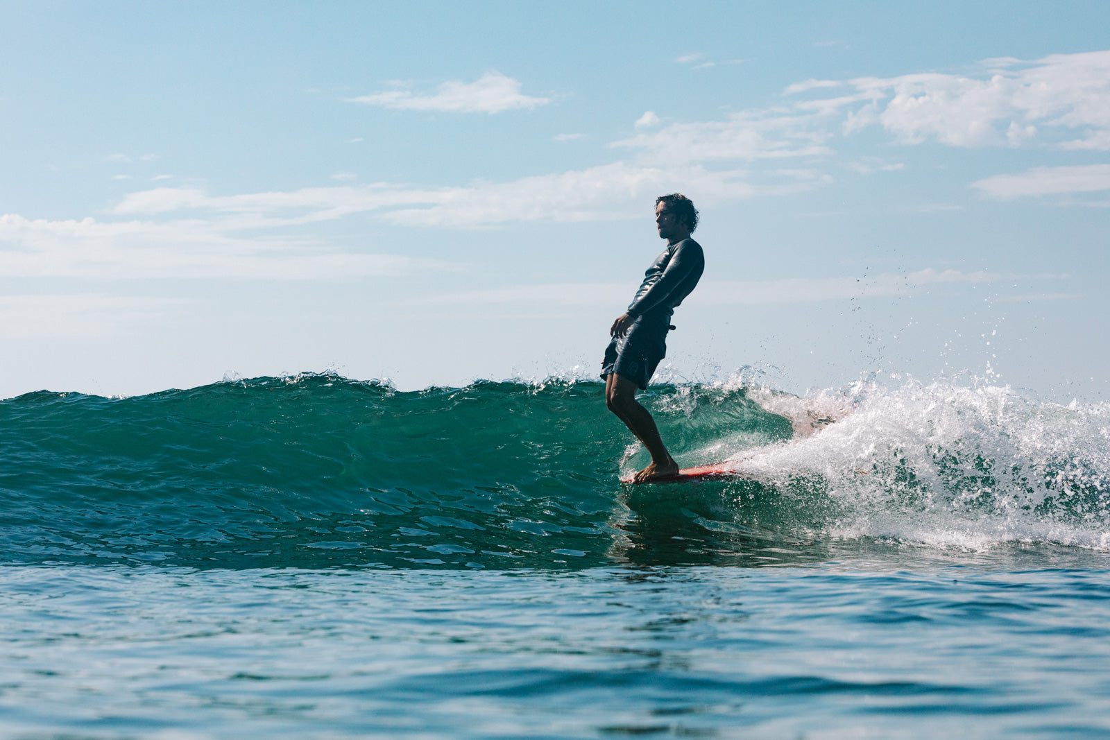 Le surfeur Katin Saxon Wilson démontre l'art du noseriding avec facilité à Malibu, 2020. Photo d'Edin Markulin.