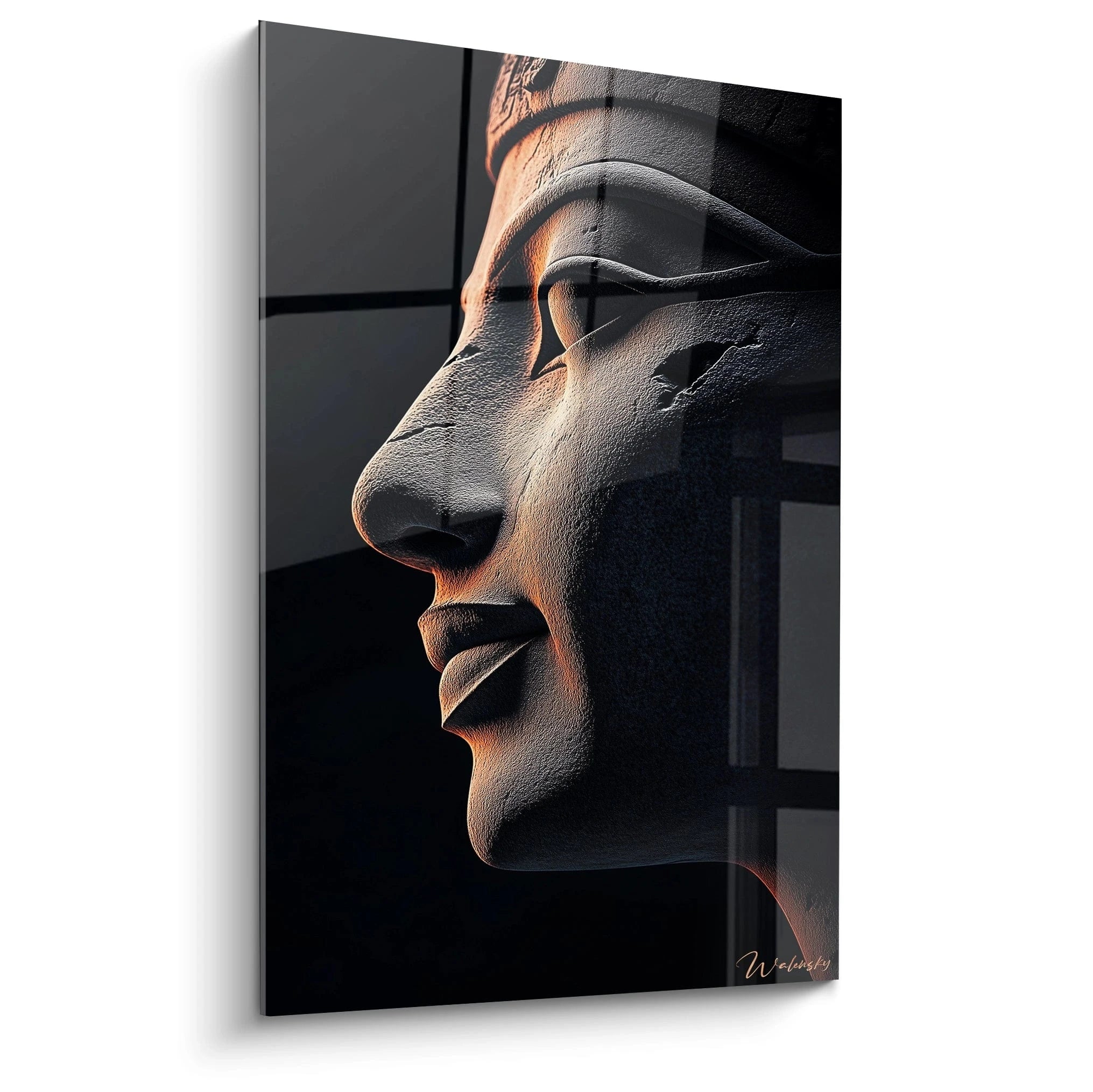 Un tableau sphinx égyptien présentant un profil sculpté en pierre, baigné d'une lumière ambrée sur fond noir profond, révélant les textures granuleuses et les contours précis du visage énigmatique du gardien légendaire.
