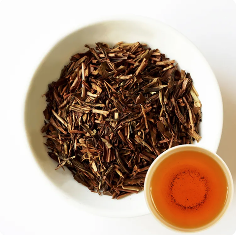 hojicha tea leaves and tea cup