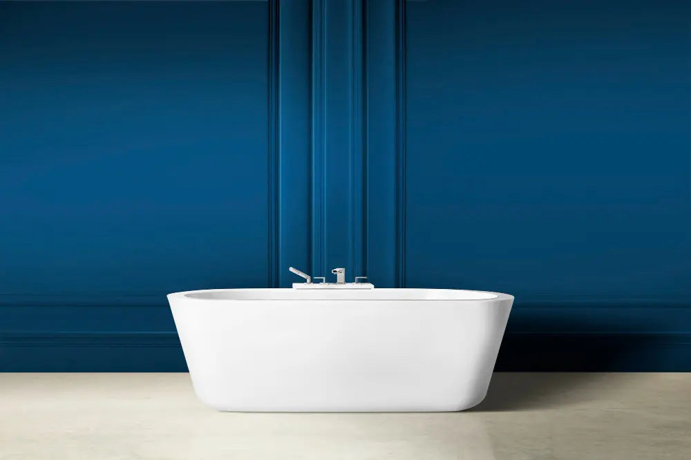 Photo d'une baignoire blanche avec un mur bleu