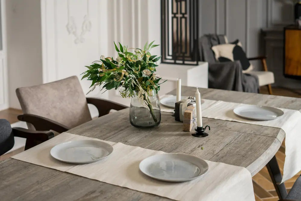 table en bois avec des chaises grises