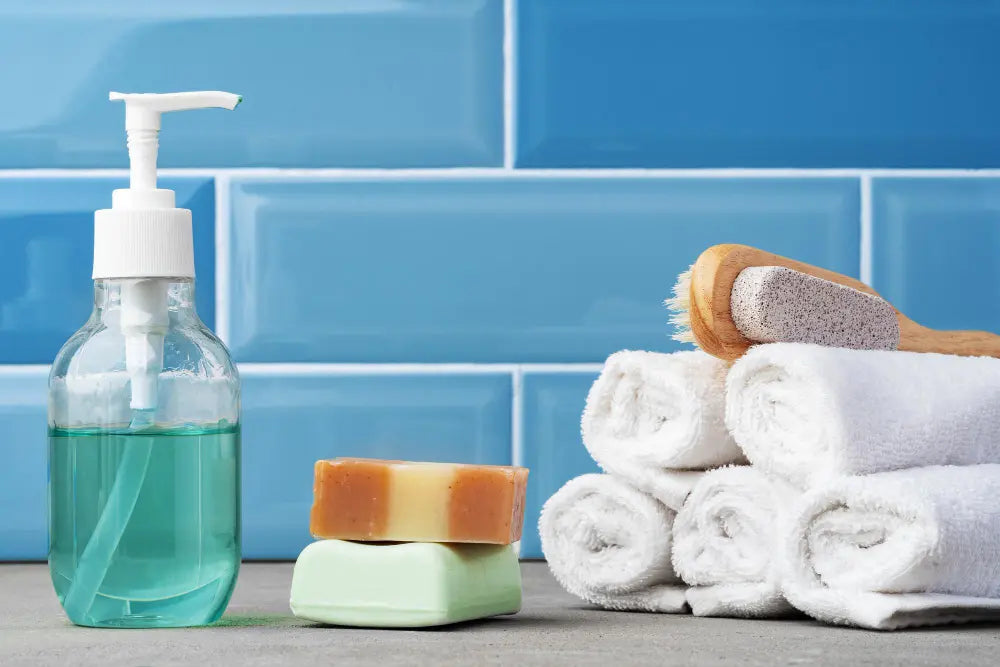 Photo d'un bout de salle de bain, un mur bleu glacier, du savon, des serviettes