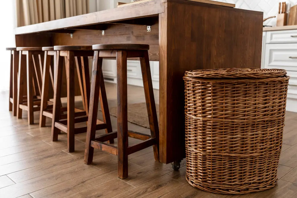 bar en bois avec des tabourets en bois, un parquet en bois, un panier en osier