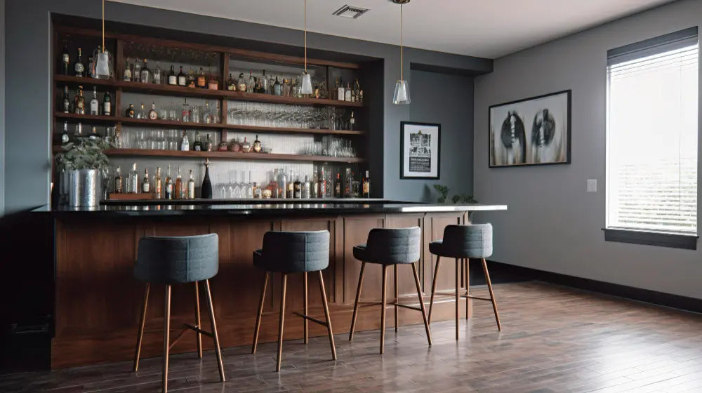 bar en bois dans un salon avec des tabourets de bars, des bouteilles accrochés sur le mur