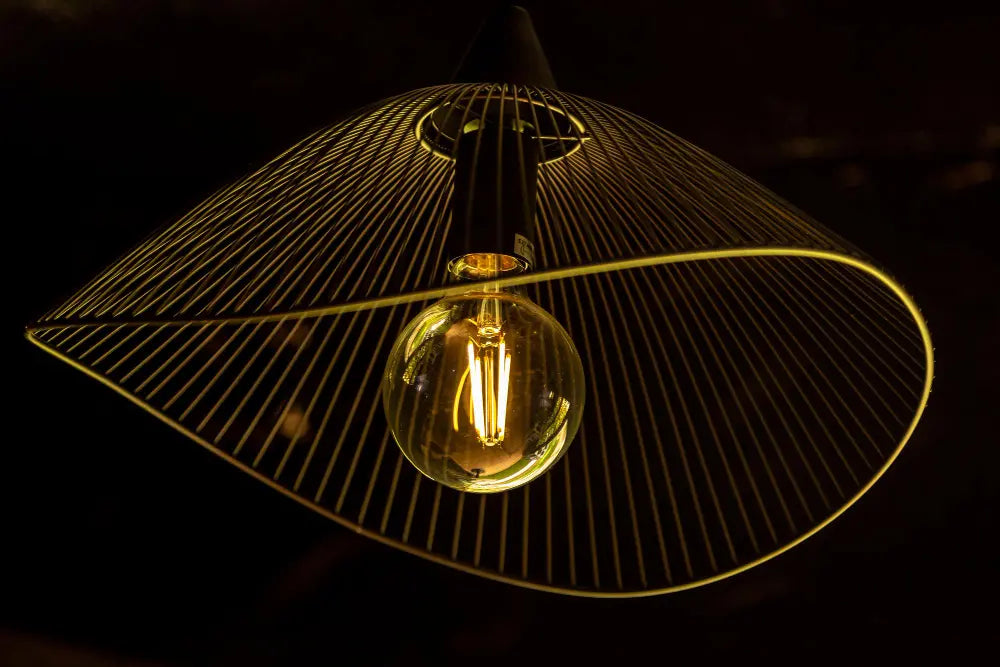 Photo d'un lustre en or avec une ampoule doré