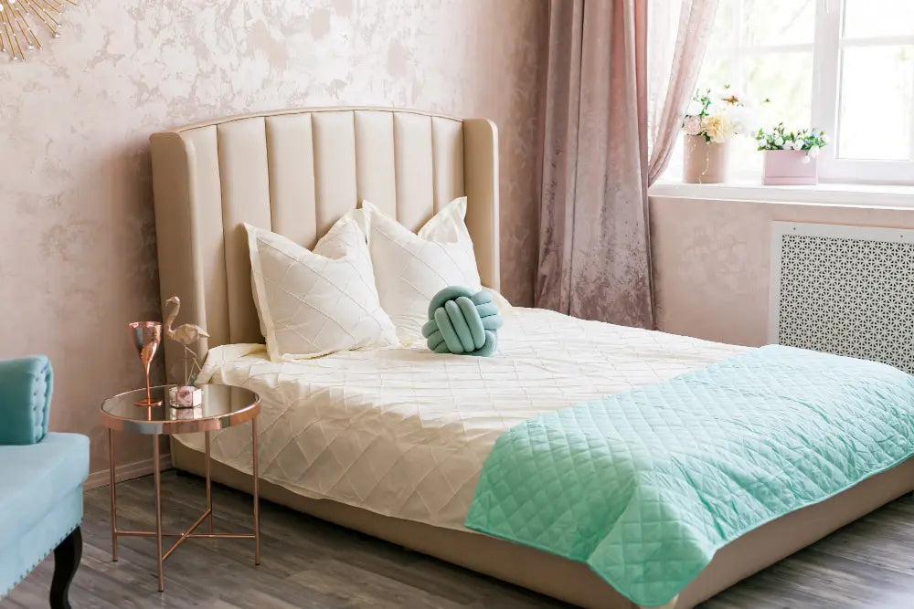 chambre à coucher avec un lit blanc, un sommier en bois, un parquet en bois, une grande fenêtre