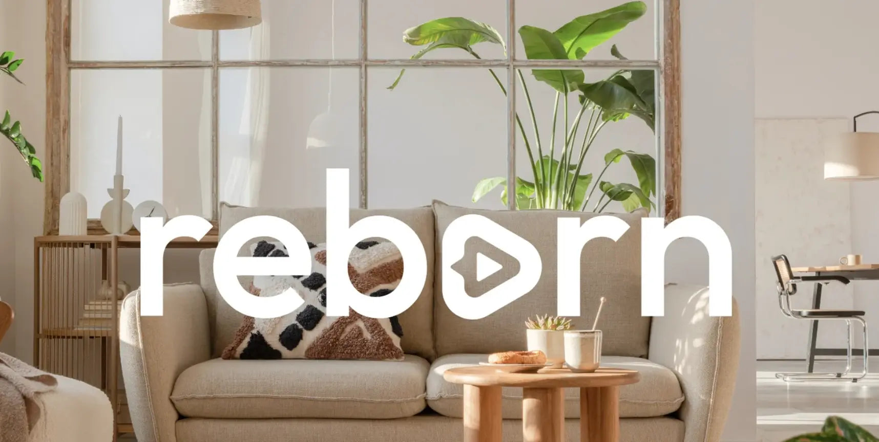 Photo du logo reborn dans un salon beige style bohème avec un canapé deux places, une plante verte, une table basse en bois
