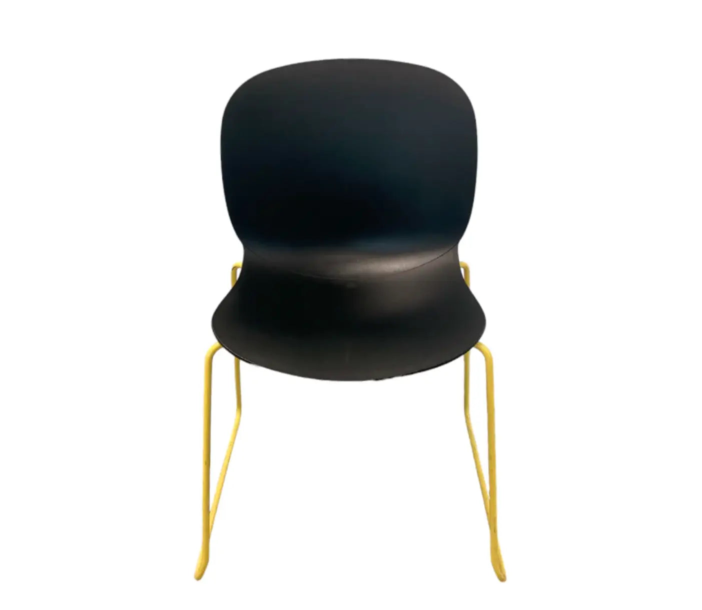 Photo d'une chaise noire avec les pieds en or