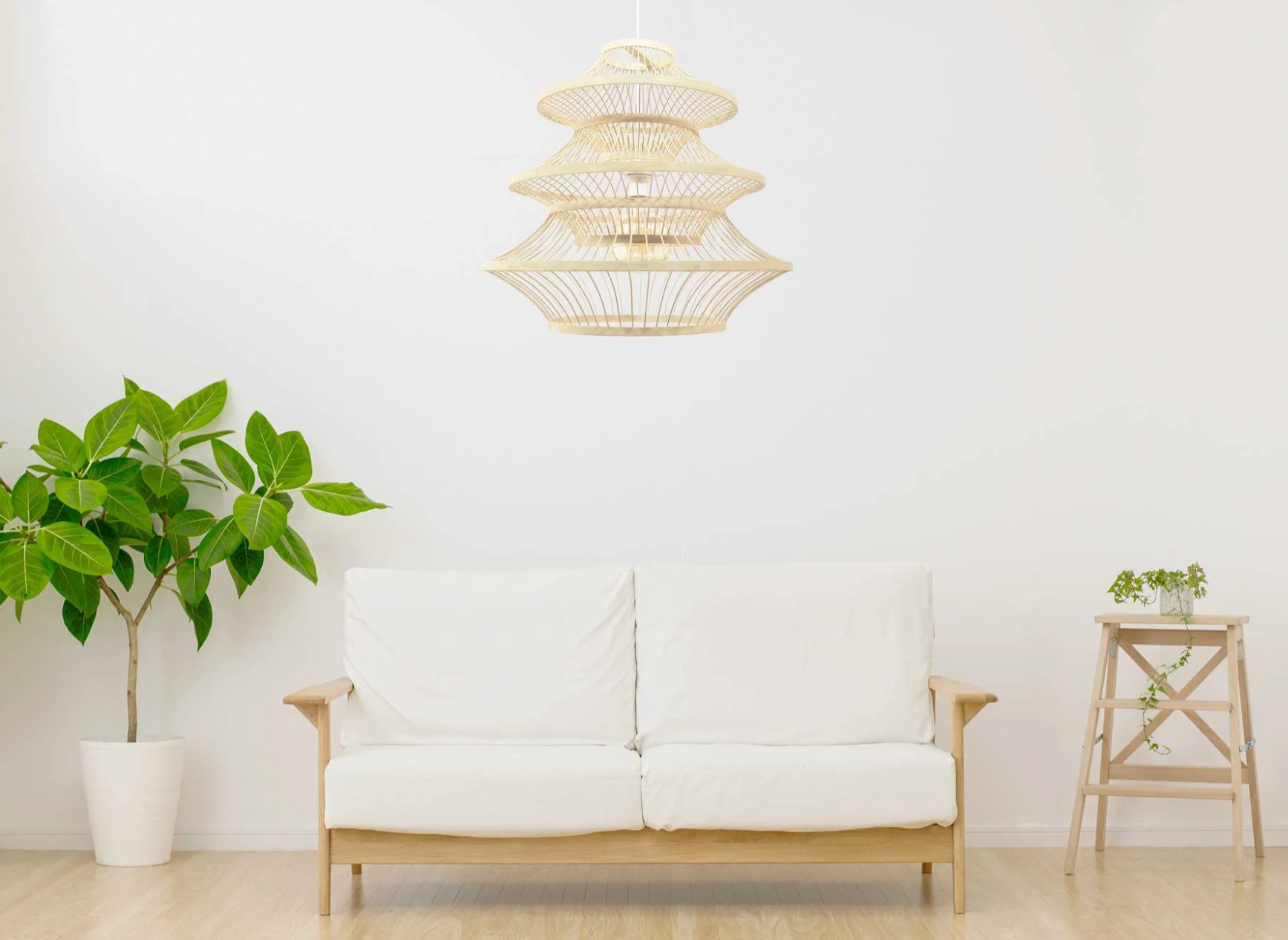 photo d'une canapé blanc avec une suspension en bambou, un parquet en bois, une plante verte