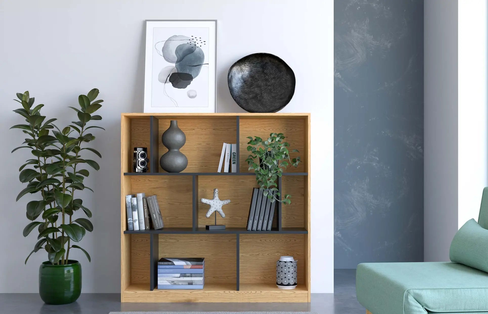 photo d'une bibliothèque en bois avec plusieurs carrés de rangement dedans avec des éléments de décorations