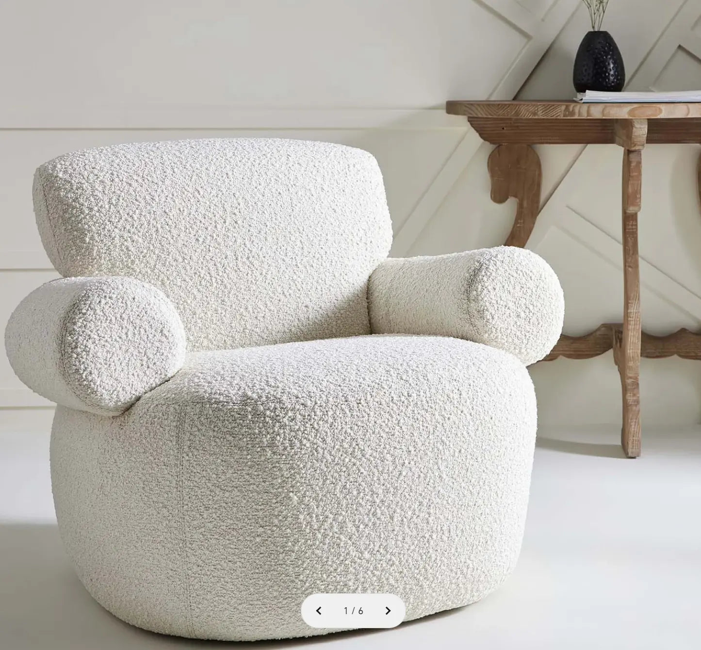 fauteuil blanc avec un petit pouf blanc