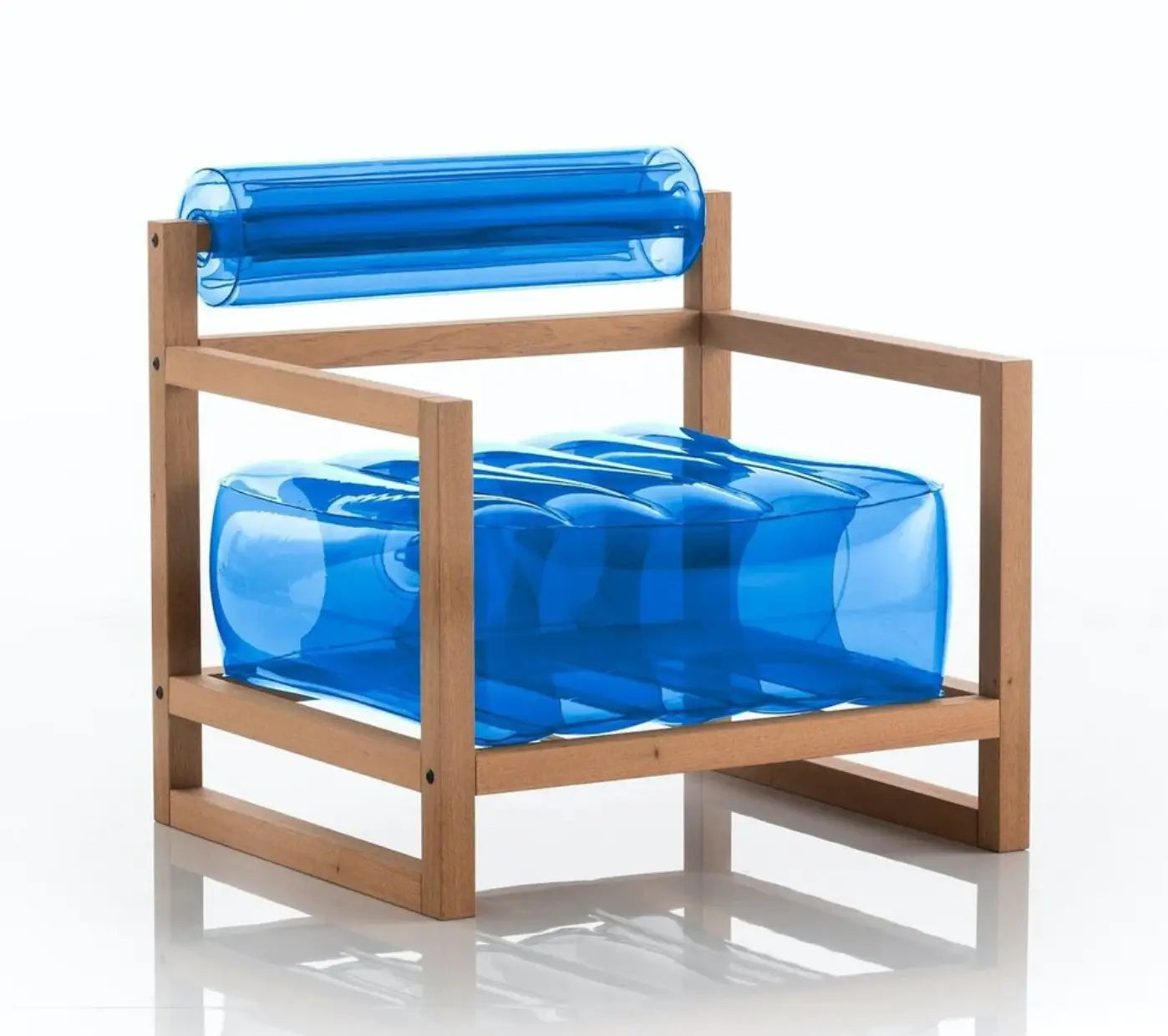 photo d'un fauteuil bleu gonflable pour jardin