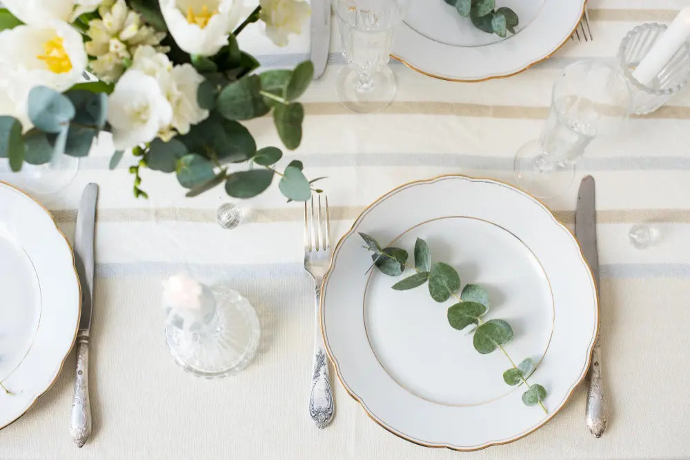 table décoré pour l'été avec assiette, couvert