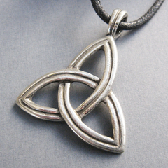 What's the difference between a triquetra and a triskele? – Grove and ...