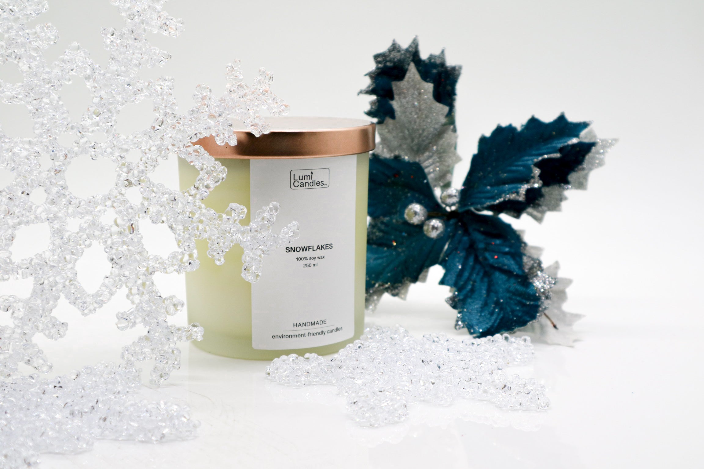 LUMI Snowflakes 250ml scented soy candle