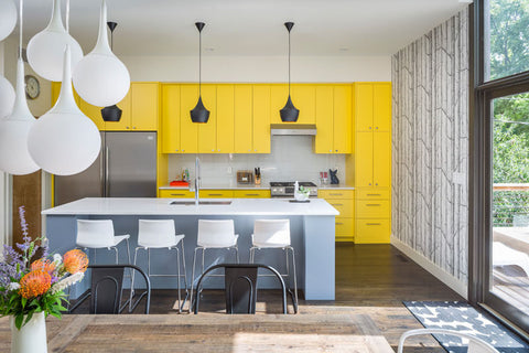 Dapur cantik perpaduan warna kuning dan putih