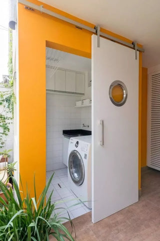 Laundry room dengan perpaduan warna kuning dan putih