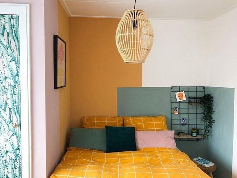 kamar tidur warna kuning dan putih