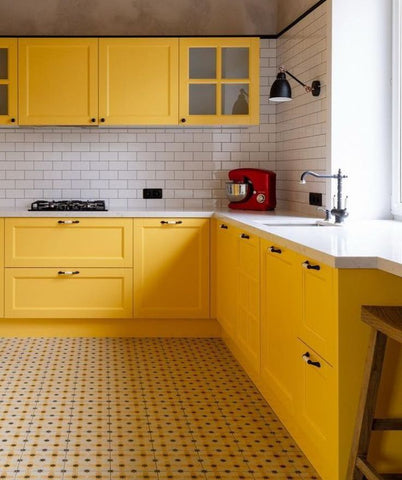 kitchenset cantik dengan perpaduan kuning dan putih