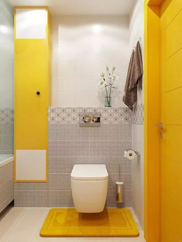 Kamar mandi minimalis dengan perpaduan warna kuning dan putih