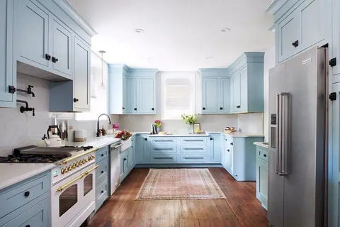 Dapur cantik dengan perpaduan warna biru dan putih