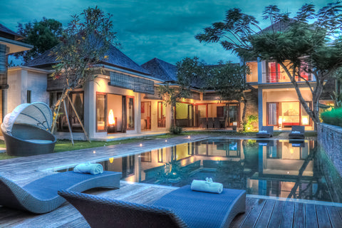 Rumah tropis ala bali dengan kolam renang