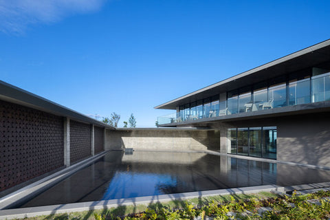 Rumah Arsitektur Modern dengan Kolam renang