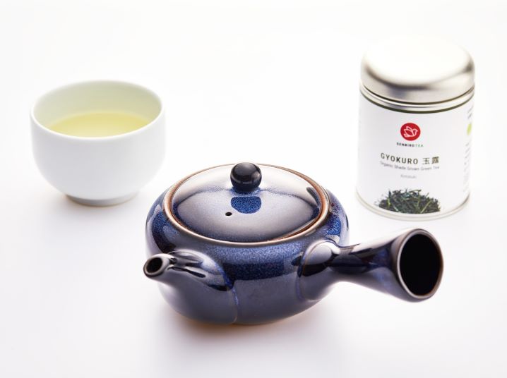 brewed gyokuro shade-grown green tea in a white teacup with senbird yozora kyusu teapot and gyokuro kotobuki tin