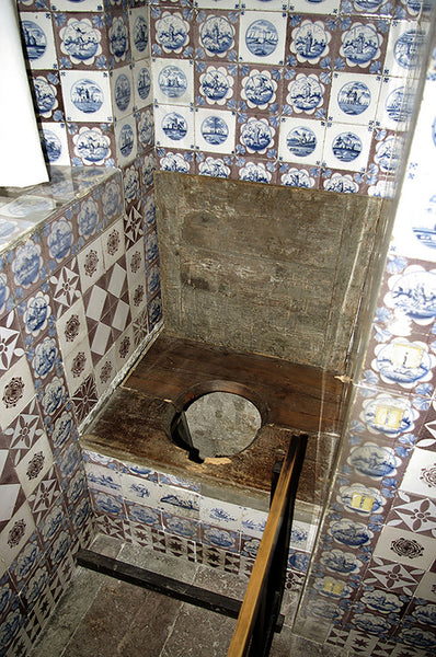 Delft Tiles and Antique Delft Tiles are famous blue and white Delft Tiles that are hand painted with a Dutch blue glaze used to decorate kitchen  backsplash, fireplace surrounds and bathrooms  with Delft Tiles and Antique Delft tiles and Decorative Blue and White Delft Tiles and Dutch Tiles