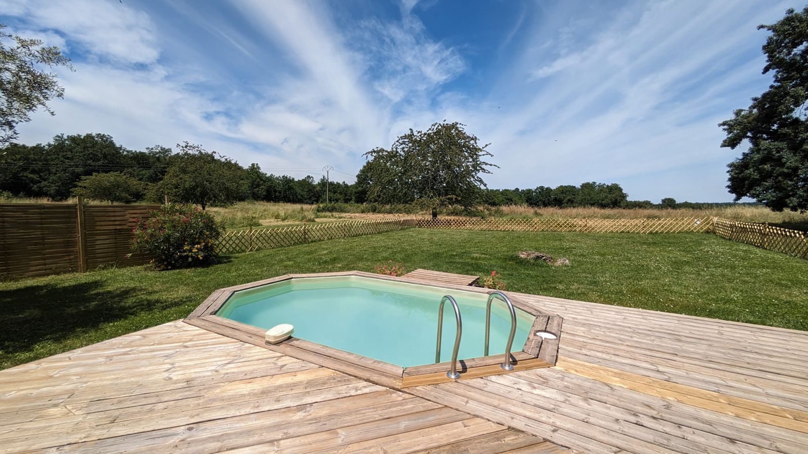 Jardin avec terrasse et bassin profond