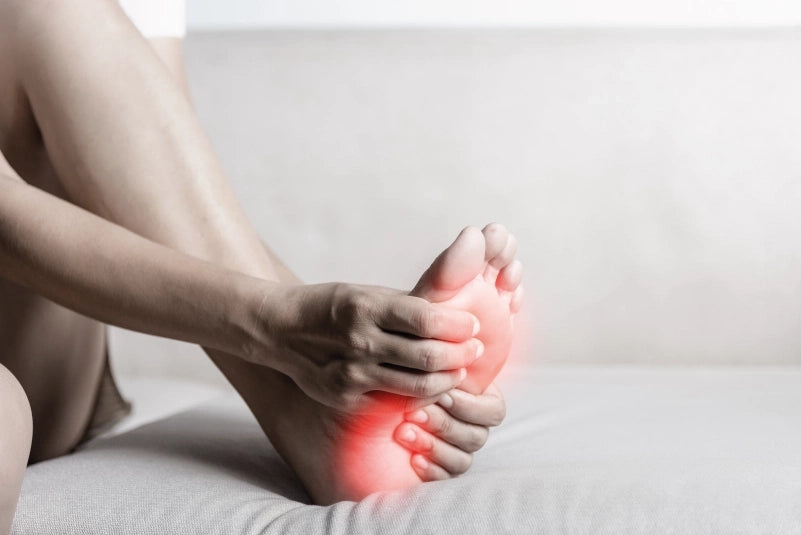 Person hat Nervenschäden durch Vitamin B12 Mangel und eine Neuropathie