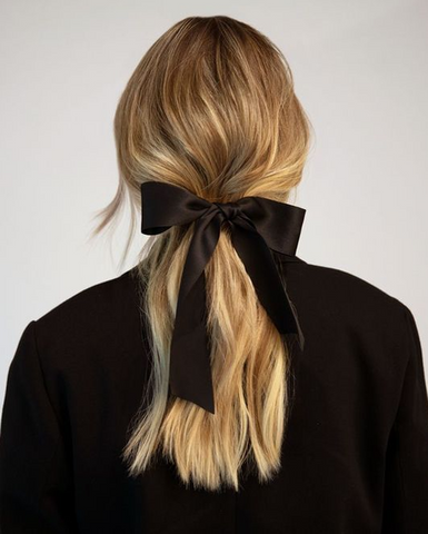 Effortlessly Chic: The Art of Tying Hair without a Hair Tie