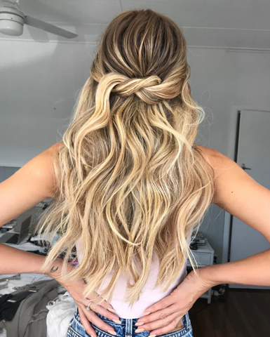 dirty blonde hair curled with sitting pretty halo hair extensions