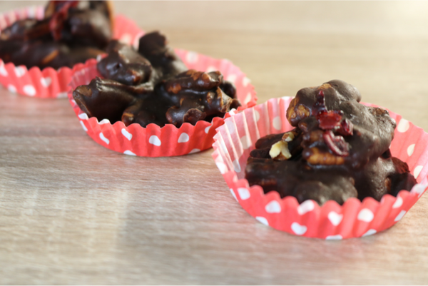 Valentines Day Cranberry Pecan Chocolate Clusters - make these for someone you love | saltsole.com