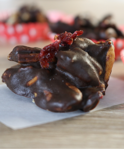 Valentines Day Cranberry Pecan Chocolate Clusters - make these for someone you love | saltsole.com
